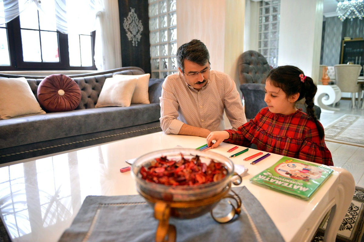 Başkan Yılmaz evde kitap okudu minik kızıyla ders çalıştı