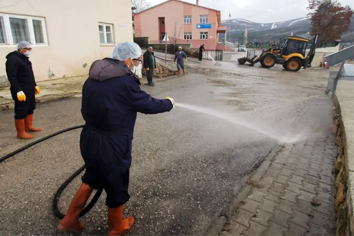 Bayburt\'ta cadde ve sokaklar tazyikli suyla yıkanıyor