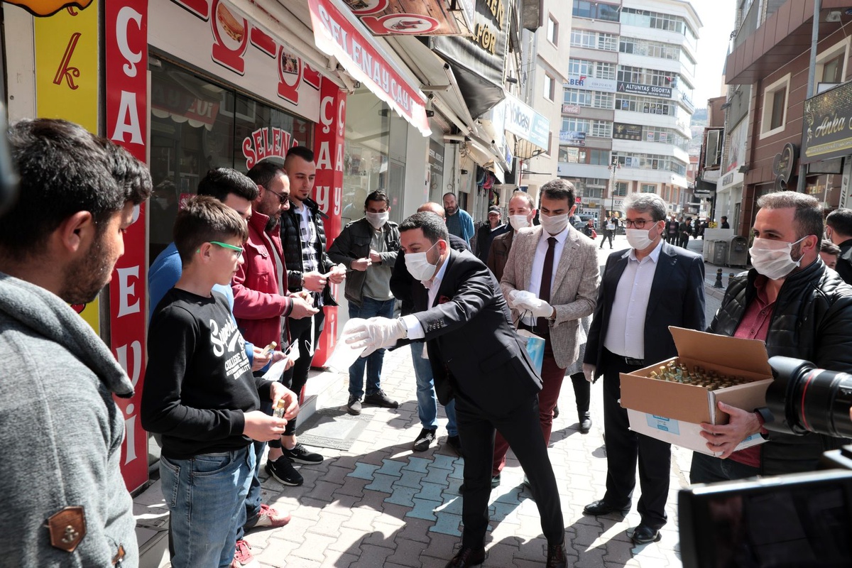 Belediye Başkanı Rasim Arı, vatandaşlara maske, eldiven ve kolonya dağıtıldı