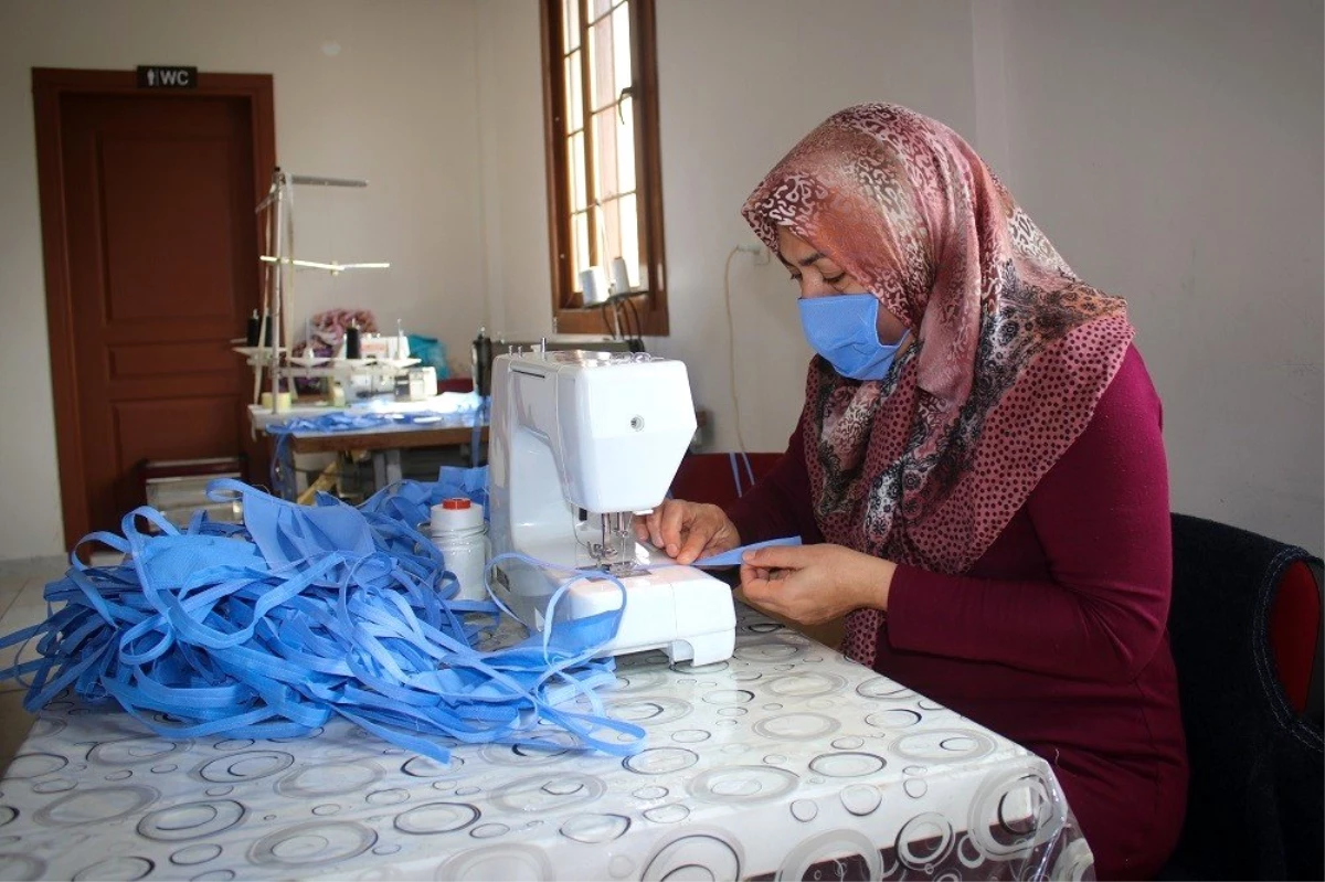 Bergama\'nın kadınları sağlık çalışanları için günde bin maske dikiyor