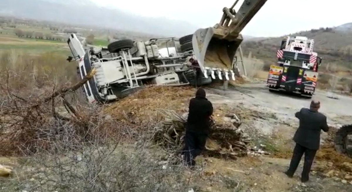 Beton mikseri şarampole uçtu: 1 yaralı