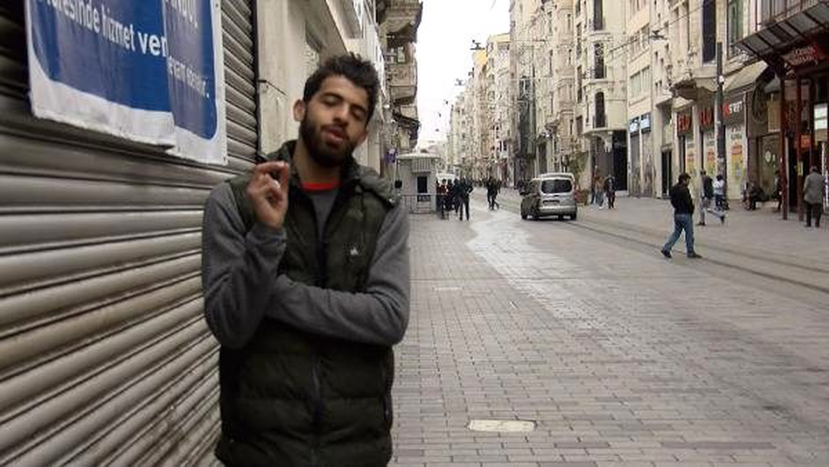 Beyoğlu\'nda İstiklal Caddesi\'nde boş sokaklara şarkı söyledi