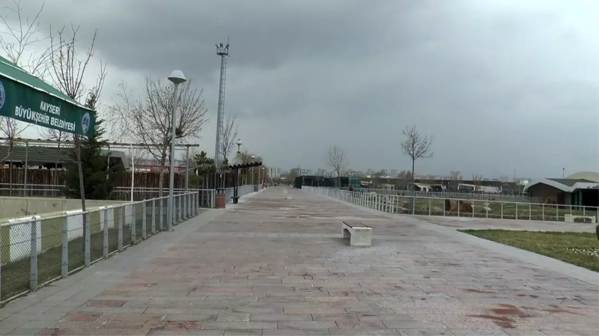 Binlerce ziyaretçisi olan hayvanat bahçesi ıssız kaldı