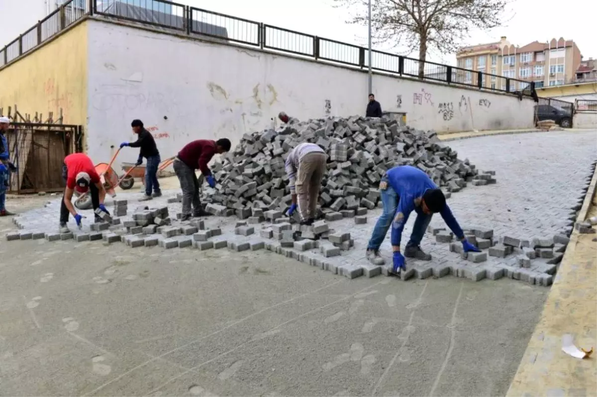 Bozuk yollar tek tek yenileniyor