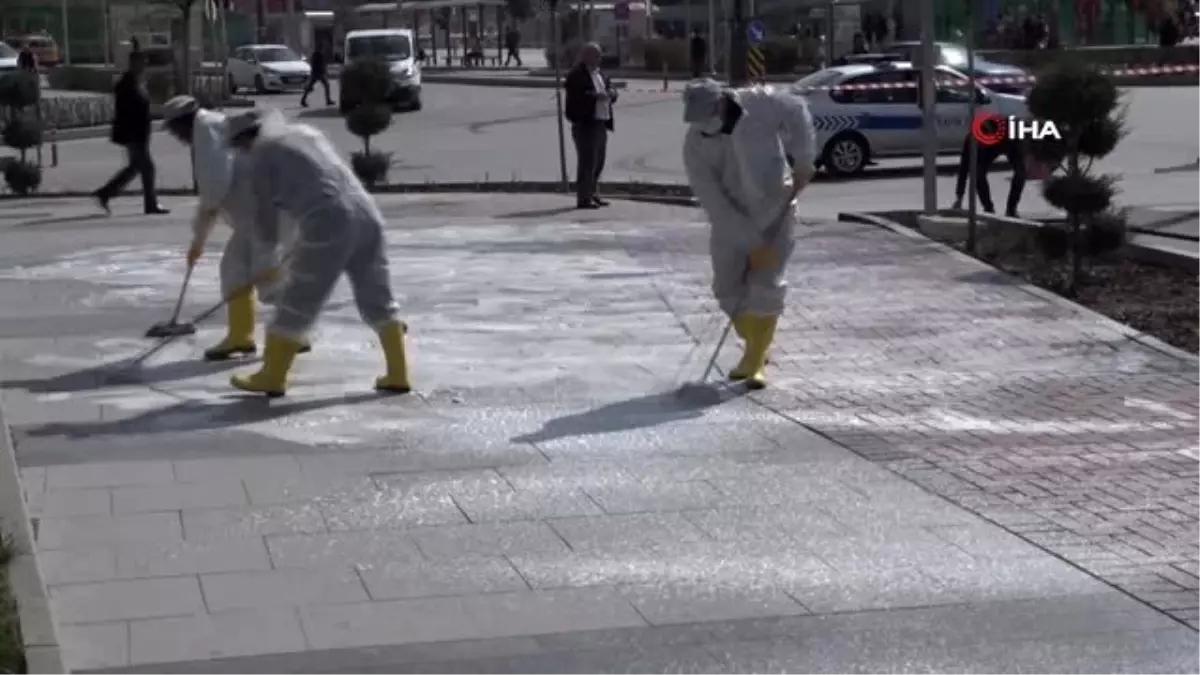 Cadde ve sokaklar köpüklü su ile yıkandı