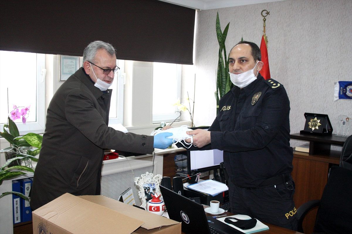 Edirne\'de gönüllülerin ürettiği maskeler polislere dağıtıldı