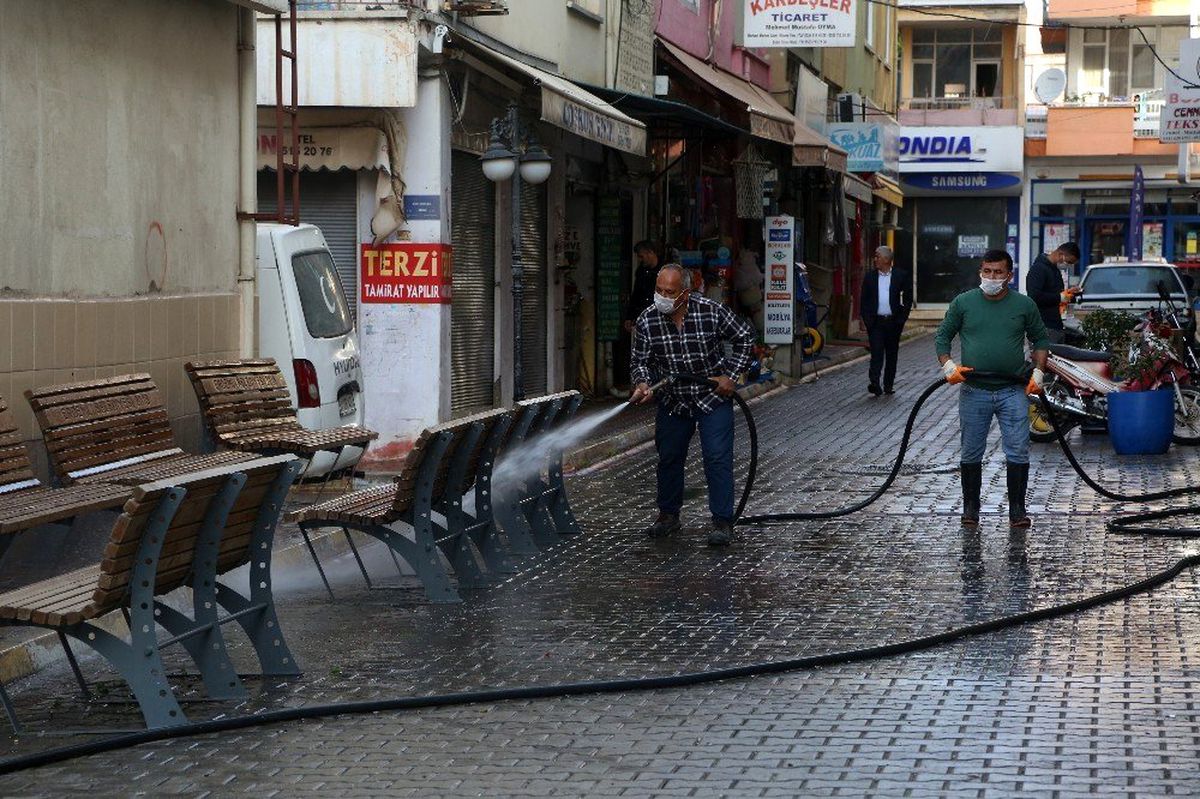 Erdemli\'de cadde ve sokaklar aralıksız temizleniyor