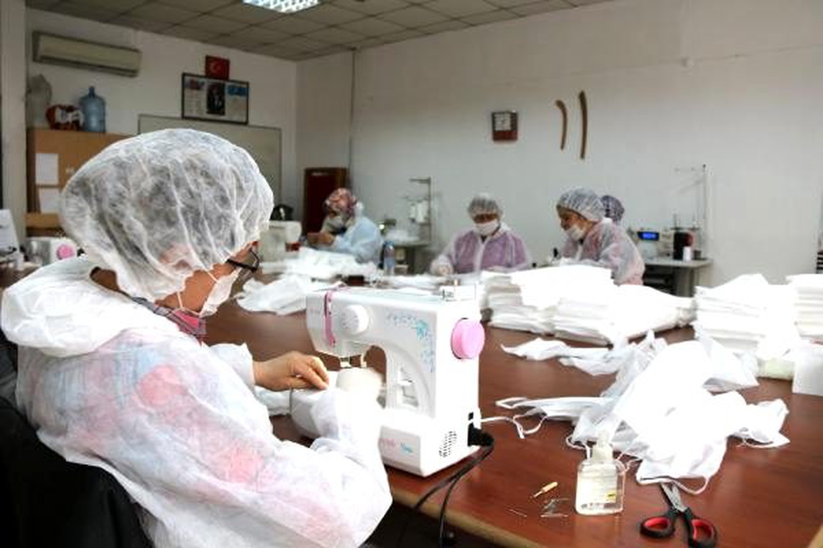 Ereğli\'de gönüllü kadınlar maske dikmeye başladı