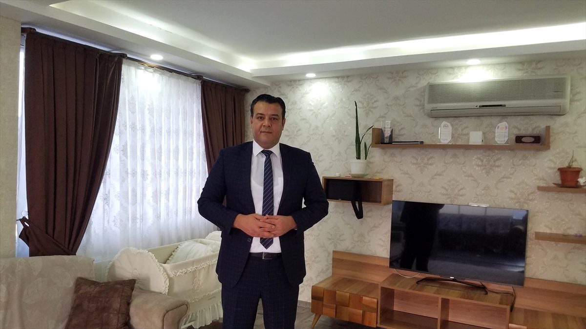 "Evde kal" farkındalığı için ana haber bültenini evden sundu