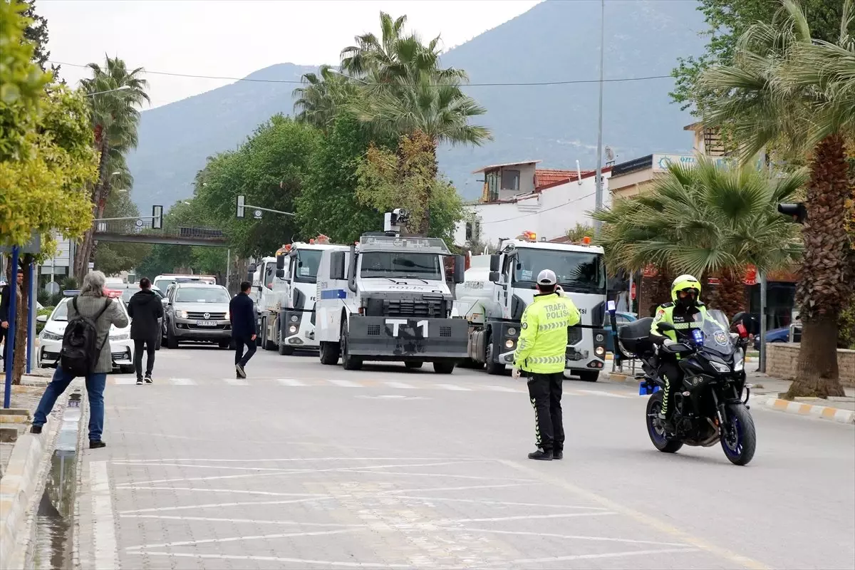 Fethiye\'de TOMA ve belediye araçları caddeleri yıkadı