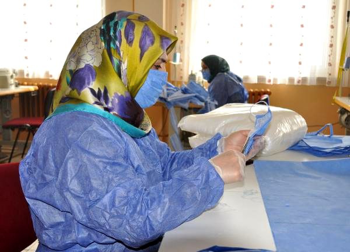 Gümüşhane\'de gönüllü öğretici kadınlar, maske üretiyor