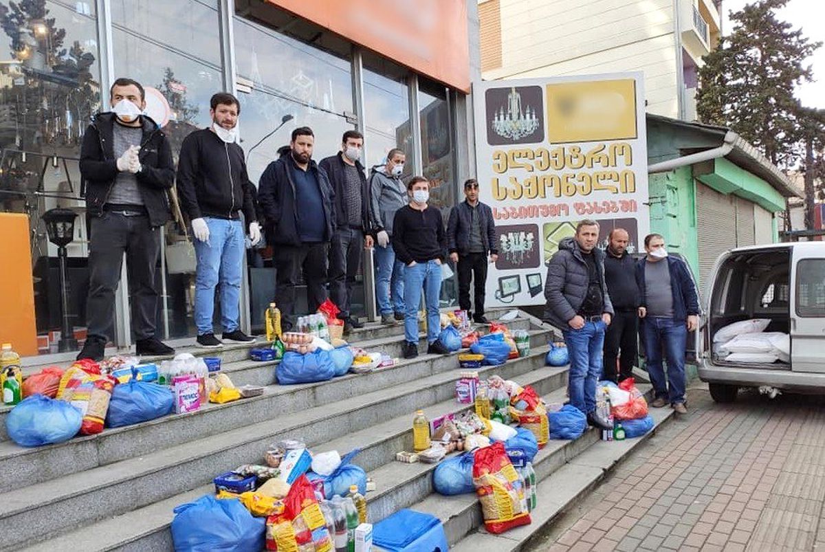 Gürcistan\'da hayırseverden ailelere yardım
