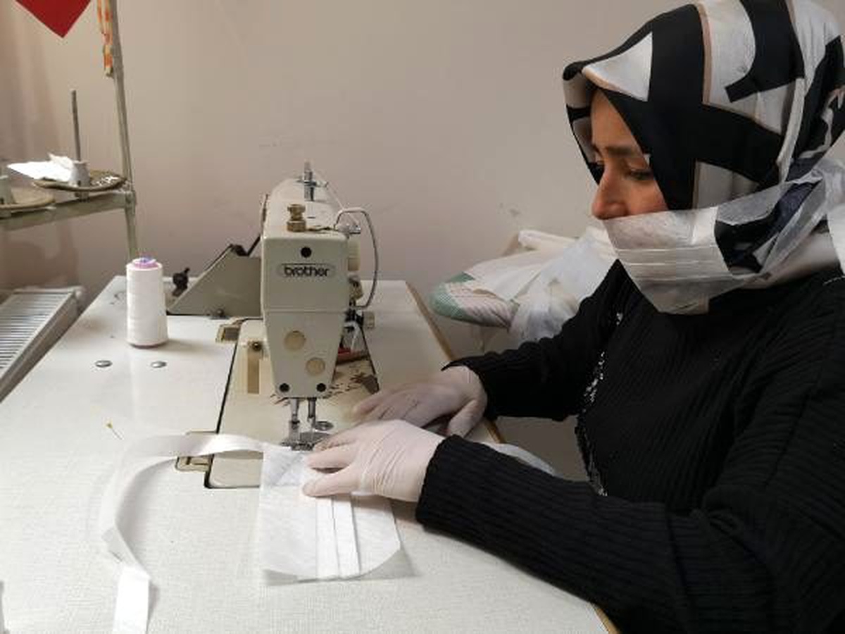 Halk eğitim merkezi öğretmenleri, sağlıkçılar için evlerinde maske dikiyor