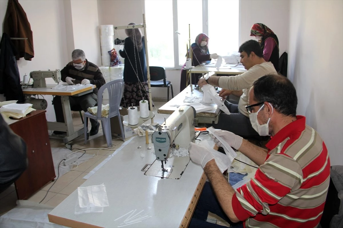 Hataylı gönüllülerden asker ve sağlık çalışanları için maske üretimi