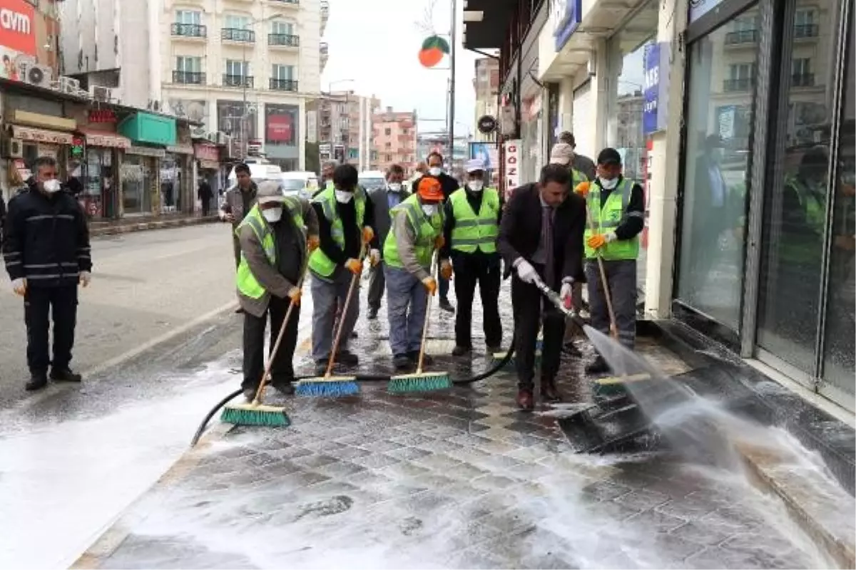 Iğdır Belediyesi  yolları sabunlu suyla dezenfekte ediyor