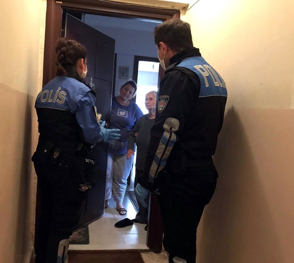 İstanbul\'da ev ev dolaşan polis, korona virüs dolandırıcılarına karşı vatandaşı uyardı