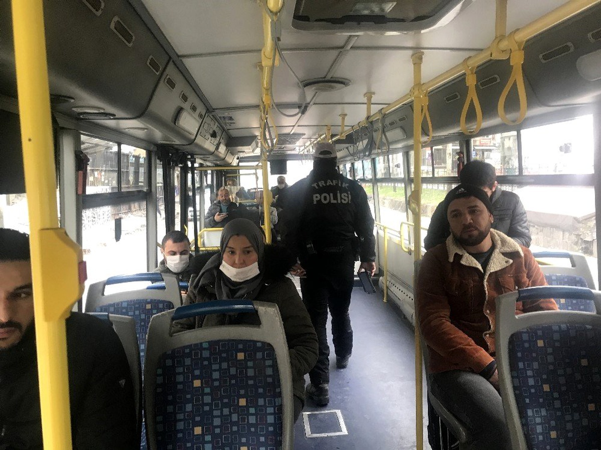 İstanbul\'da trafik polisleri halk otobüslerini denetledi