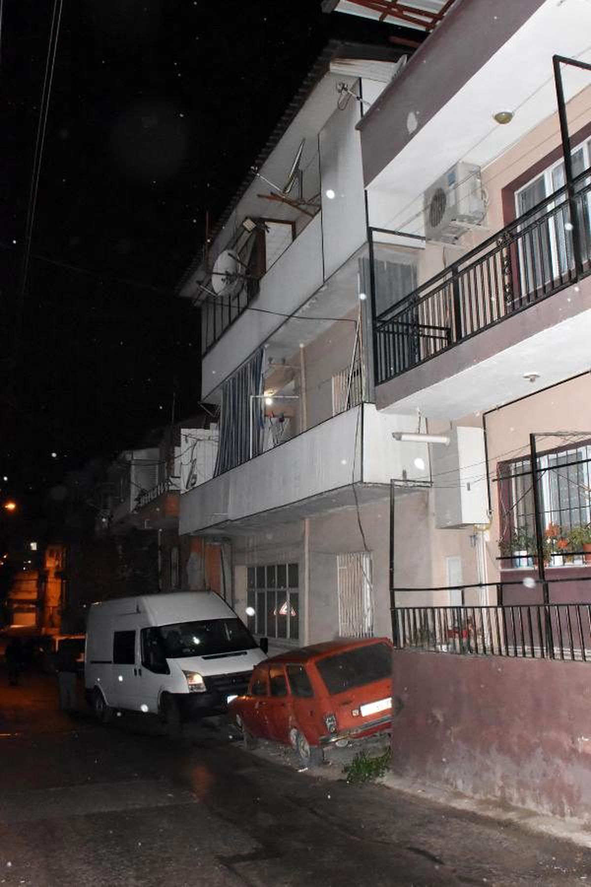 İzmir\'de ağabeyini tabancayla göğsünden vurarak öldürdü