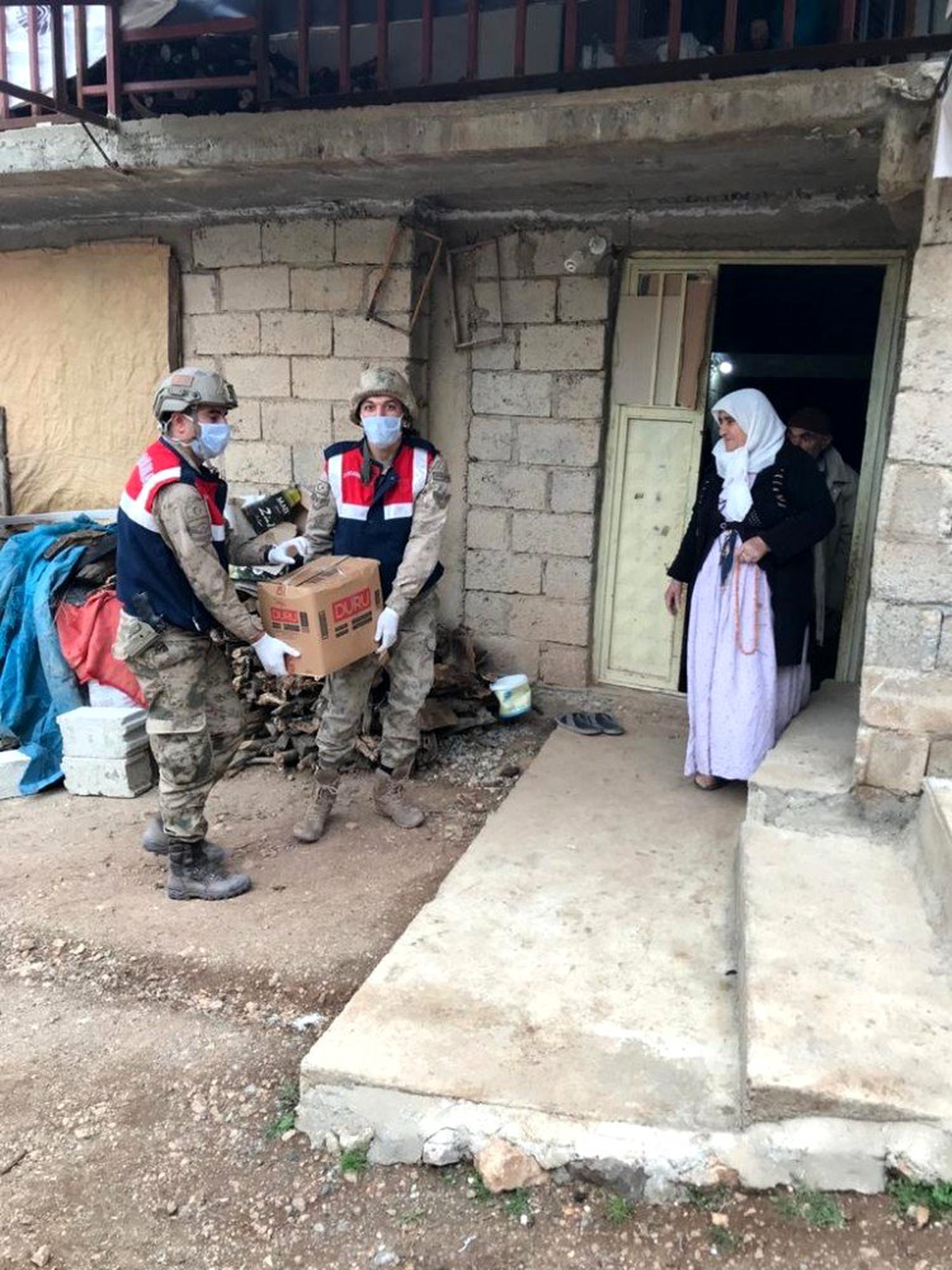 Jandarma ve polis sokağa çıkamayanlar için seferber oldu