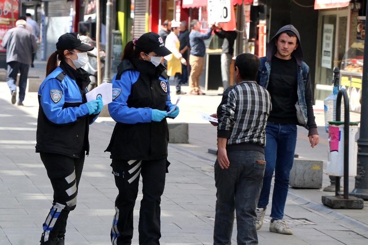 Karabük polisi hem \'Evde kal\' uyarısı yaptı hem de bilgilendirdi