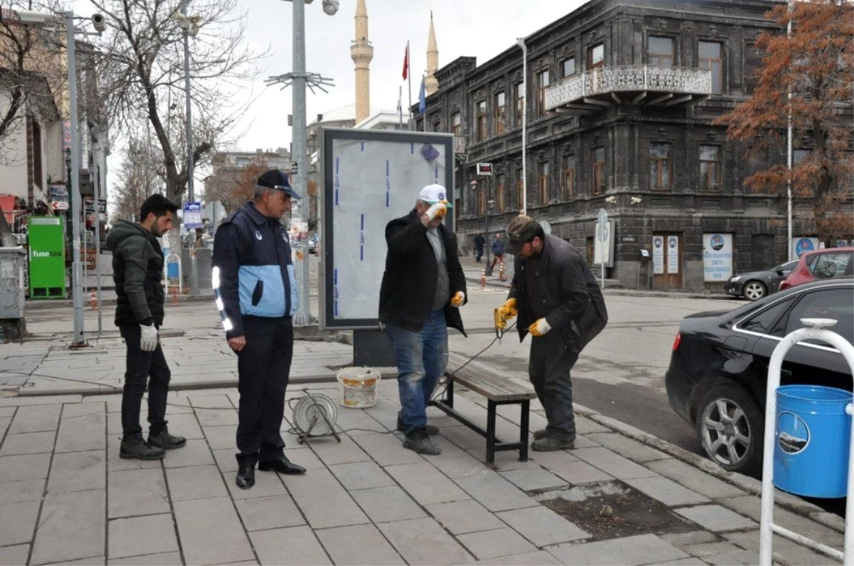 Kars Belediyesi oturma banklarını söküyor