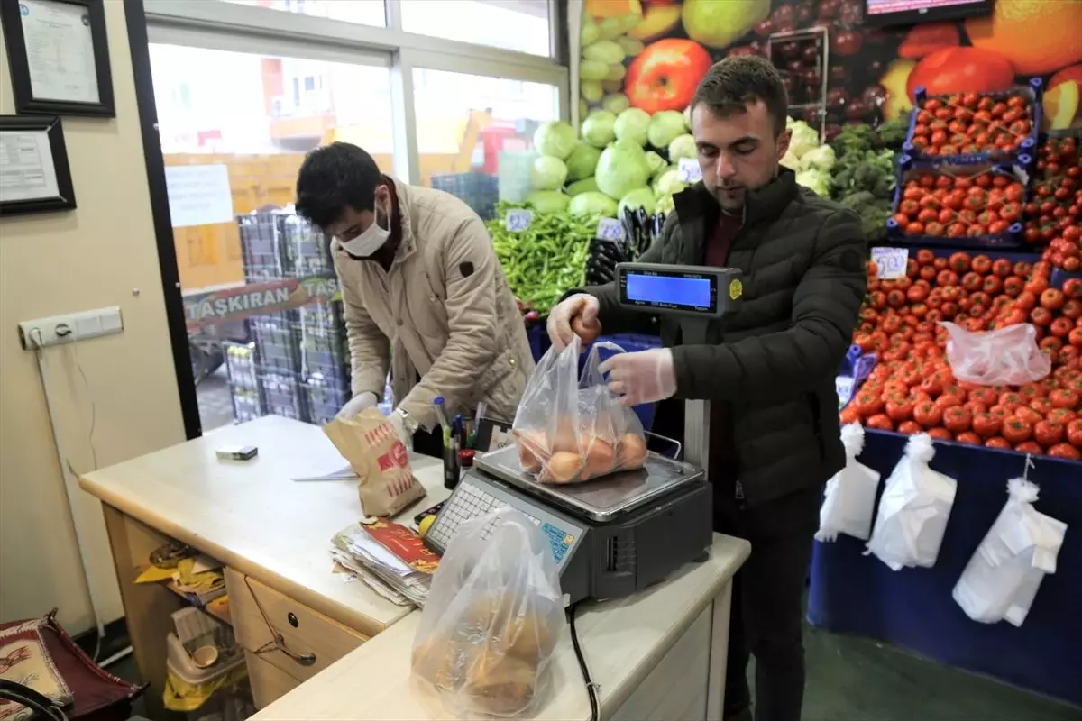 Kastamonu\'da gençler 65 yaş ve üstündeki vatandaşlar için seferber oldu