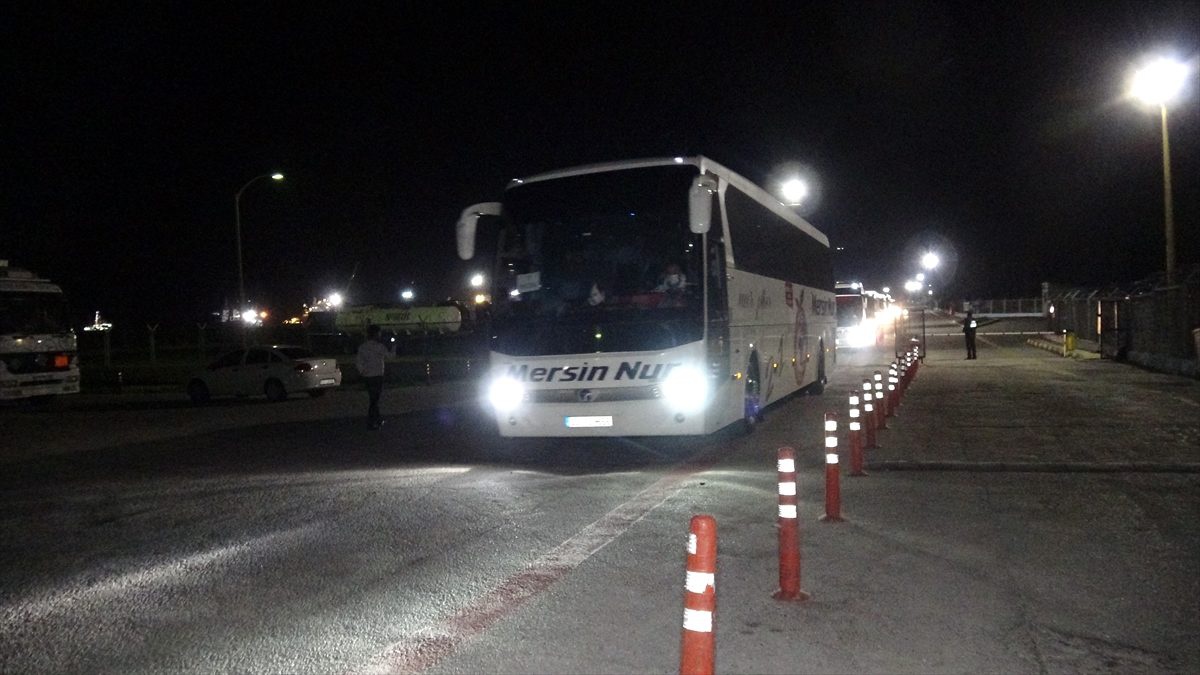 KKTC\'den getirilen öğrenci ve tır şoförleri gözlem altında kalacakları kentlere gönderildi