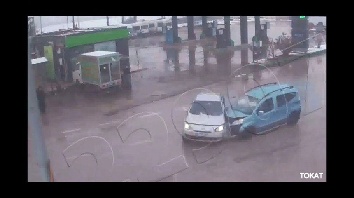 Korkutan kaza mobese ile görüntülendi