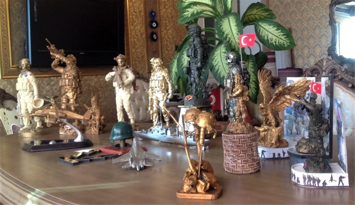 Korona virüsü salgını sebebiyle kaldığı evinde 54 biblo heykel yaptı