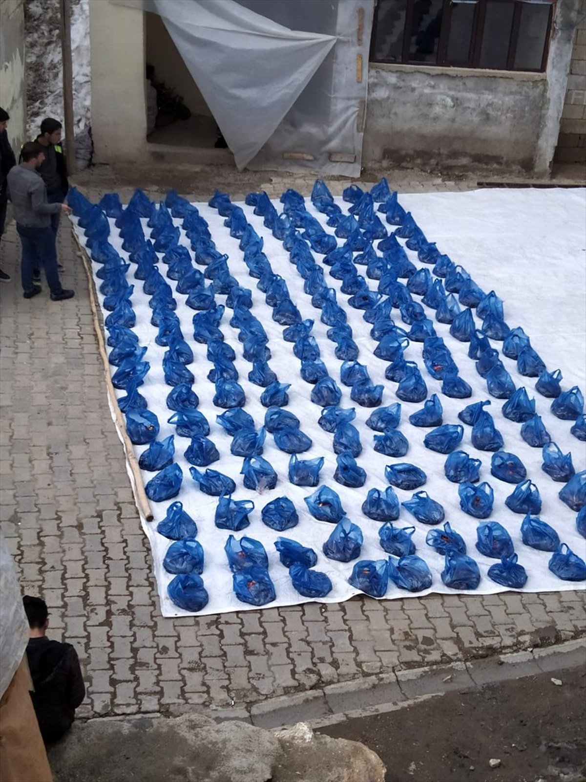 Koronavirüse karşı 180 kurban kesip ihtiyaç sahiplerine dağıttılar