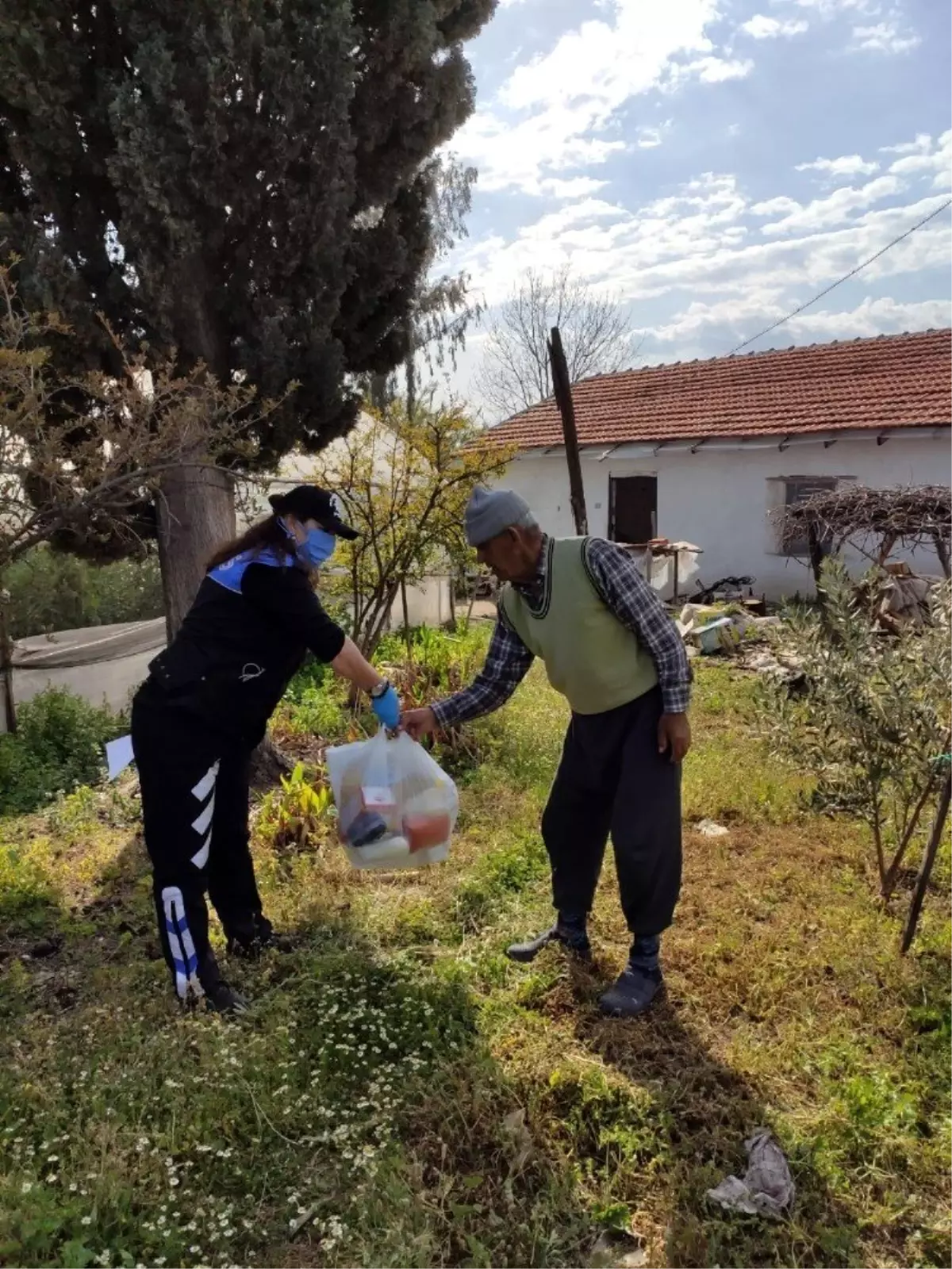 Kumlucada 65 yaş üstü vatandaşların ihtiyaçları giderildi