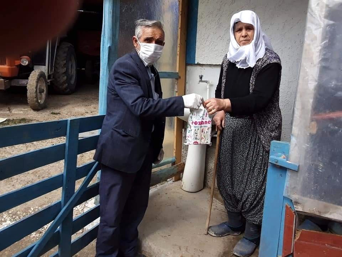 Mahalle muhtarı yaşlıların tüm ihtiyaçlarını karşılıyor