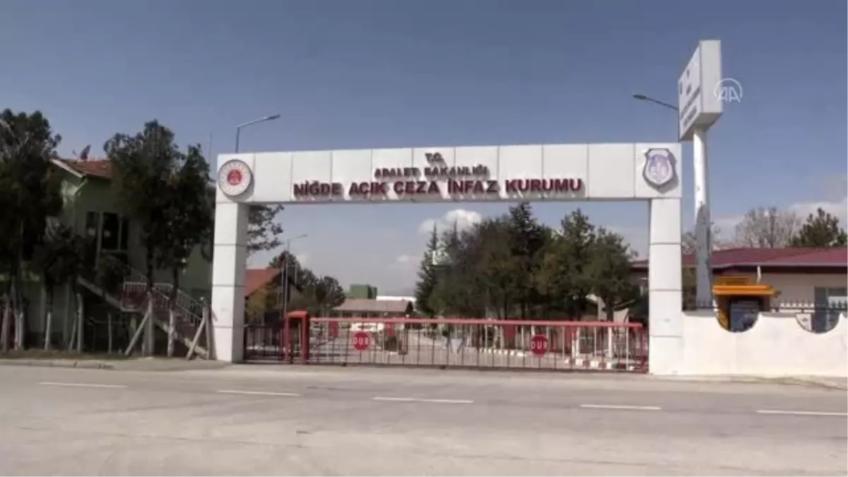 Mahkumlar günlük 20 bin maske üretiyor