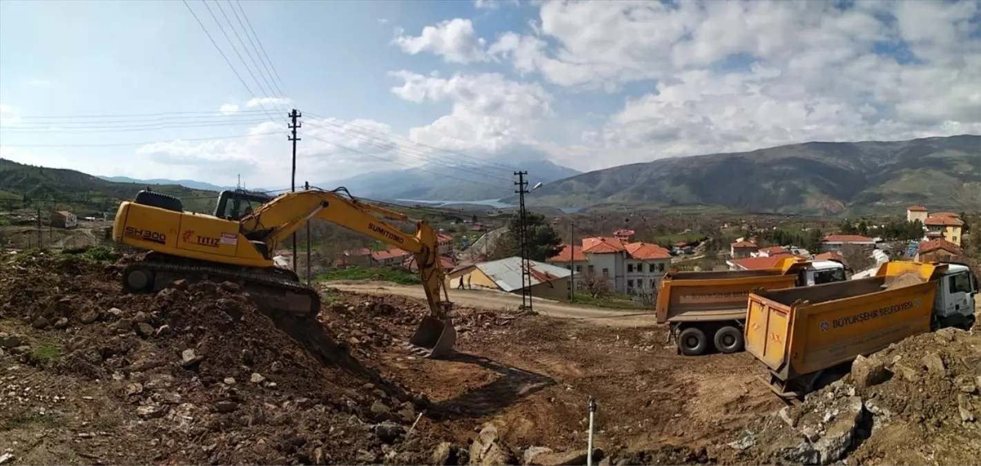 Malatya\'da ağır hasarlı evlerin kontrollü şekilde yıkımı devam ediyor