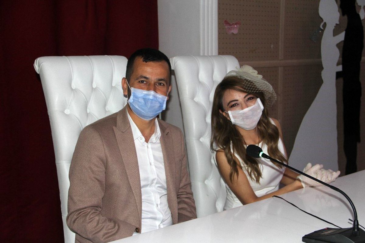 Maske ve eldivenle dünyaevine giren çifti telekonferansla tebrik ettiler