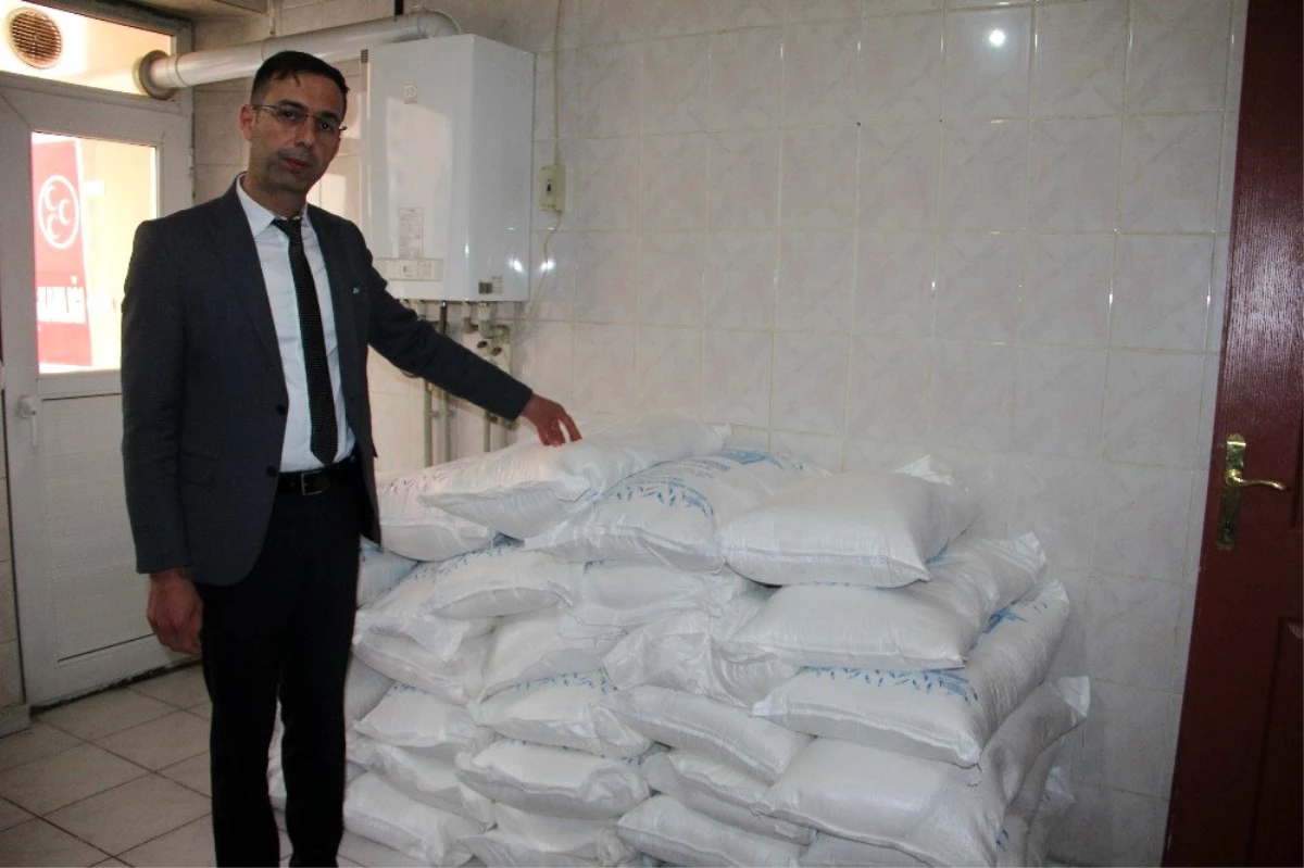 MHP Diyarbakır teşkilatı muhtaç ailelerin yardımına koştu