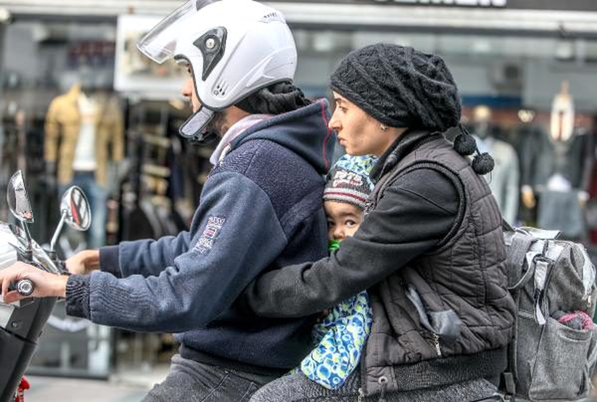 Motosiklet üzerinde tehlikeli yolculuk