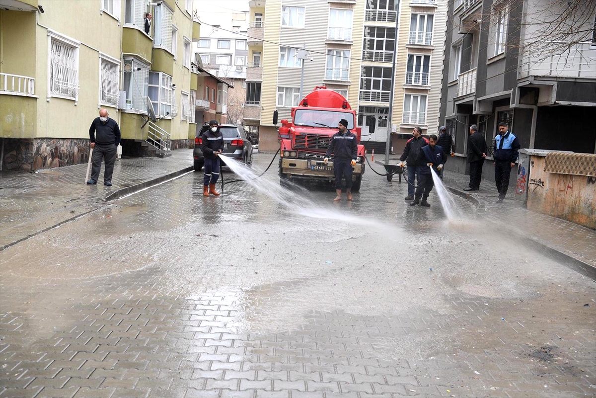 Muş\'ta cadde ve sokaklar dezenfekte ediliyor