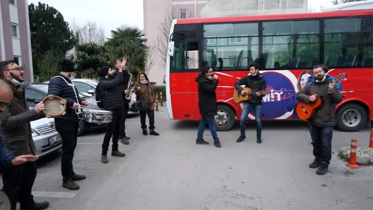 Müzik grubu sokaklarda ve mahallerde müzik çalıp şarkı söyleyerek ilerliyor