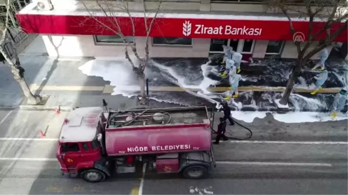 Niğde Belediyesi cadde ve sokakları sabunlu suyla yıkadı