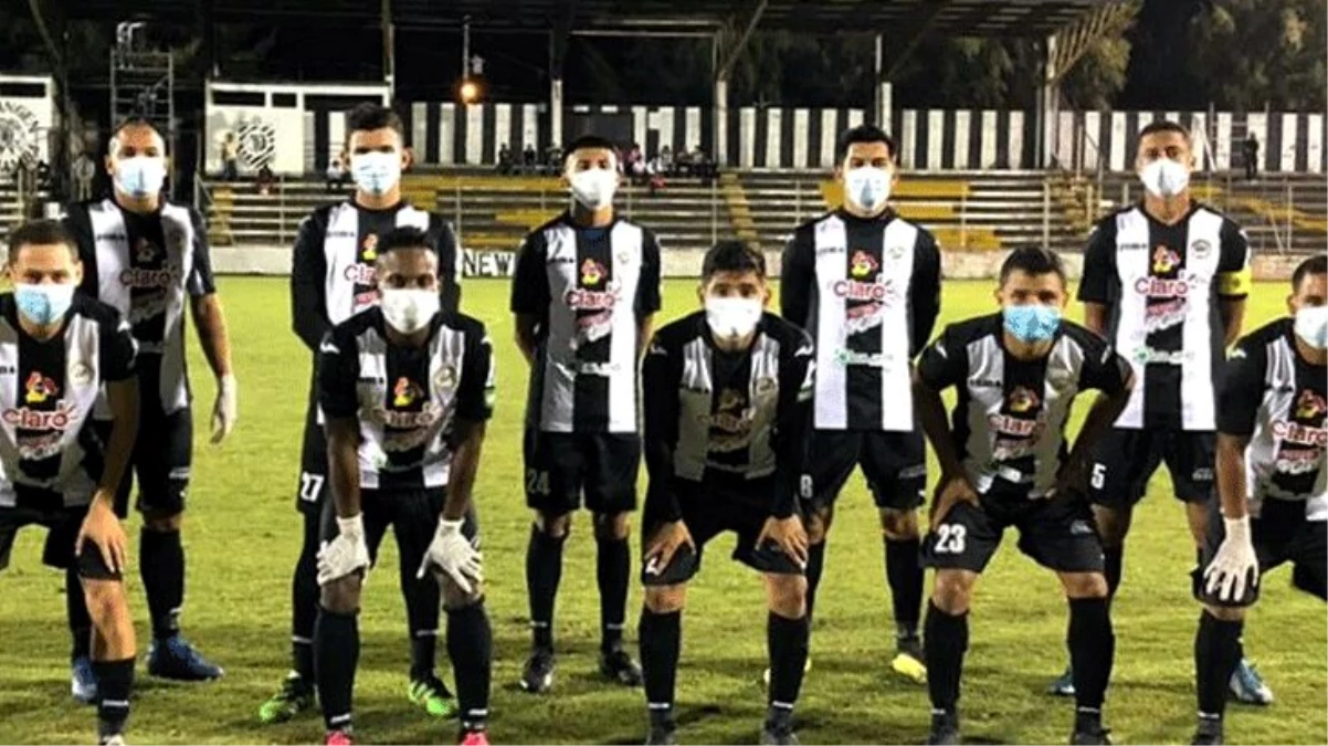 Nikaragua\'da ligler ertelenmeyince maça maske ile çıktılar