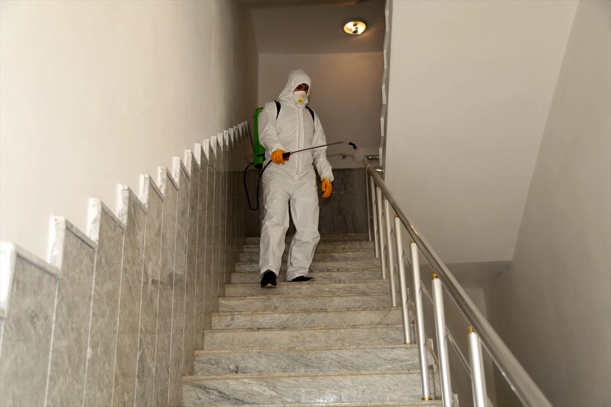 Nizip\'te ev ve işyerleri dezenfekte ediliyor