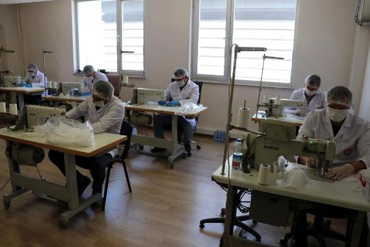 Öğretmenlerin ürettiği maskeler, kamu kurumlarına dağıtılıyor
