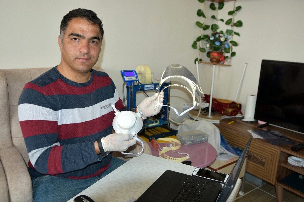 (Özel) Sağlık çalışanları için 3D yazıcıyla yüz koruyucu siper üretti
