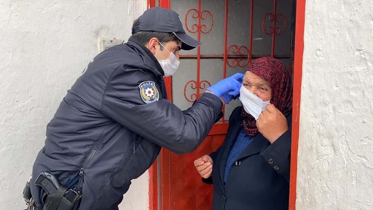 Para çekmek isteyen 77 yaşındaki kadının yardımına polisler koştu