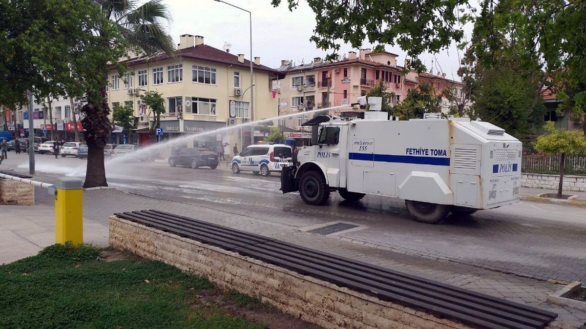 Pazar yerinin dezenfektesini TOMA yaptı