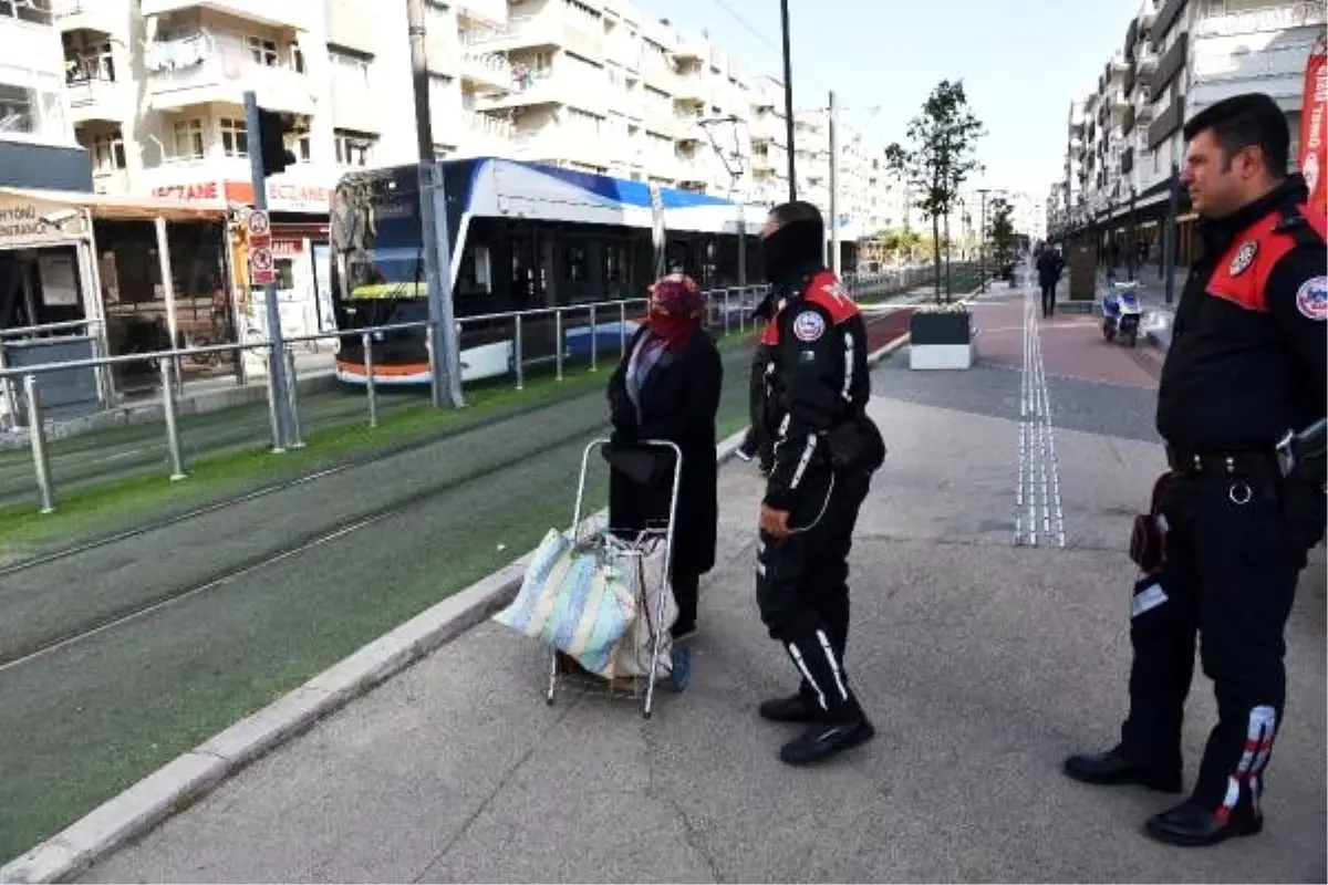 Pazara çıkan 70 yaşındaki kadını evine polis götürdü