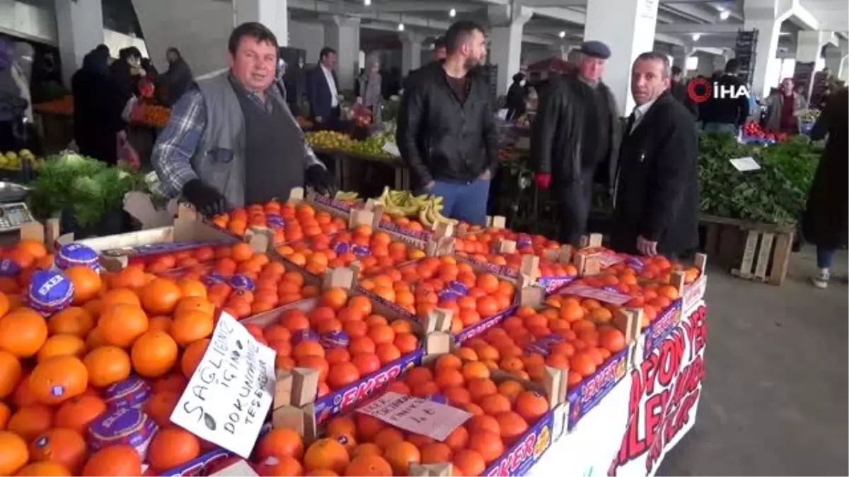 Pazarcılar meyve ve sebzelere el değdirmiyor