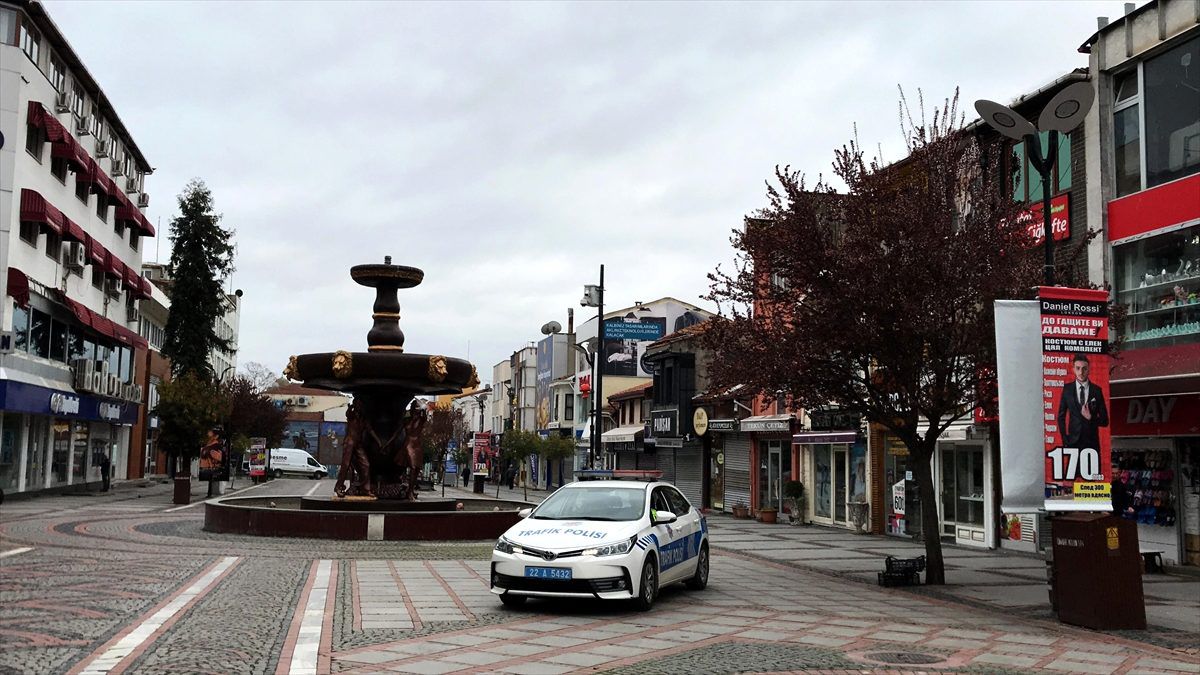 Polis cadde ve sokaklarda ekip otolarından "evde kal" anonsuyla çağrıda bulunuyor