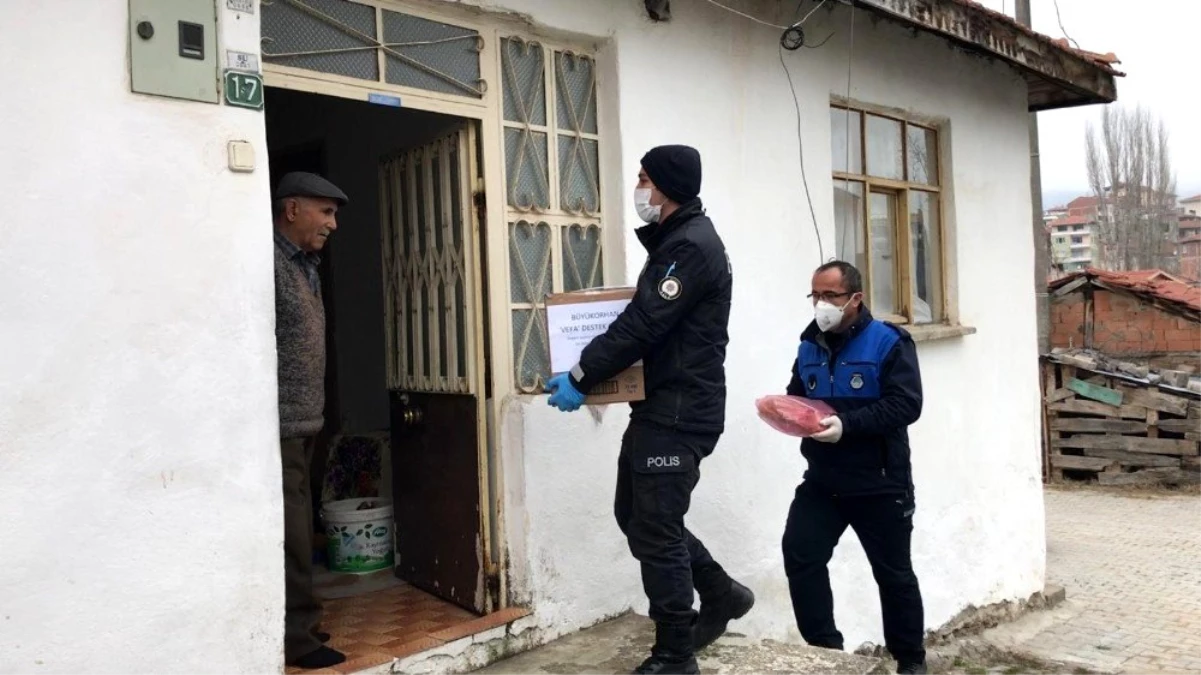 Polis memurundan evde kalan yaşlılara duygulandıran sözler